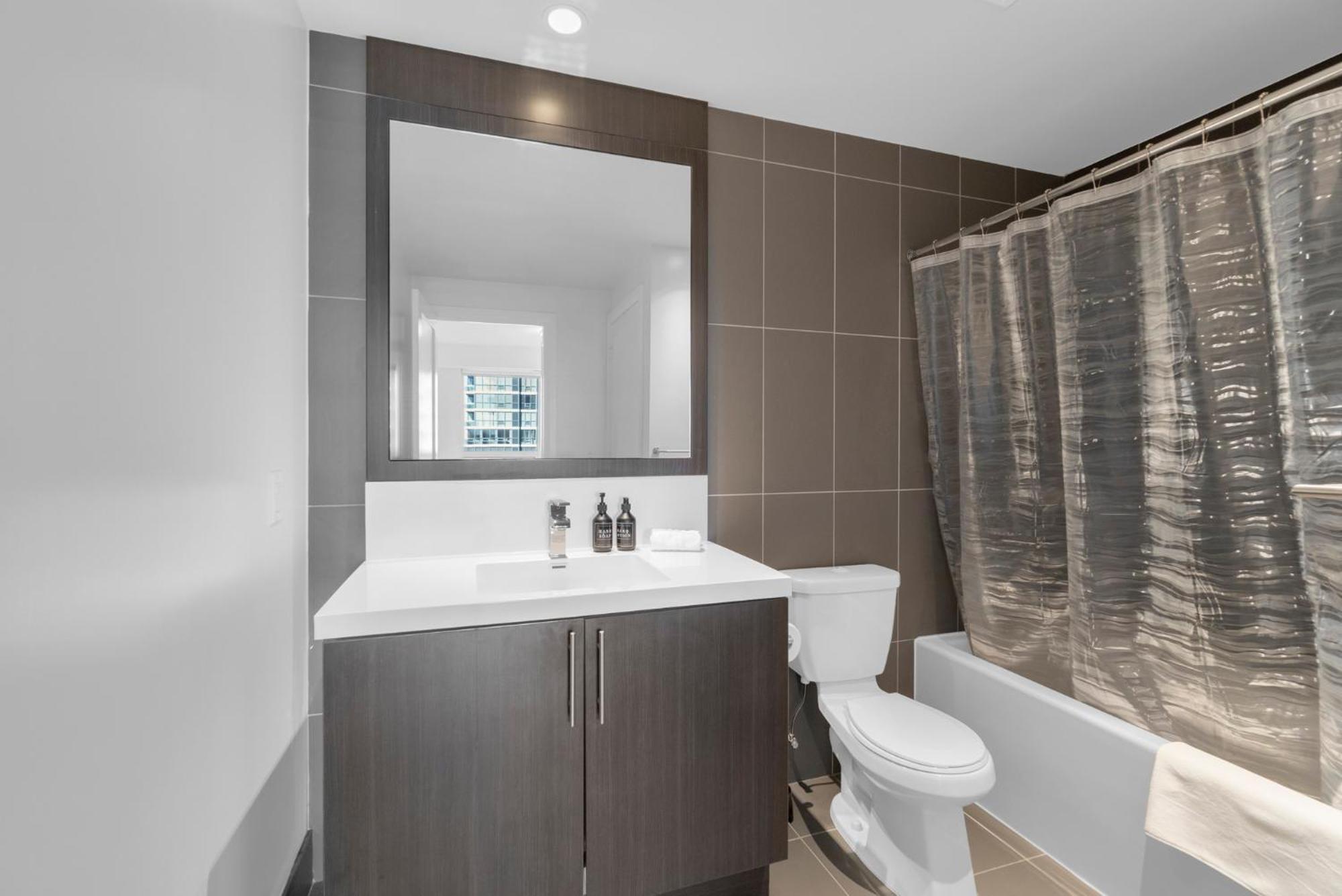 Luxury 2Br - Subway/Pool/Gym/Sauna + Free Parking Toronto Exterior foto