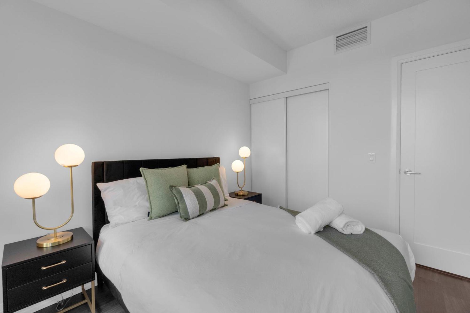Luxury 2Br - Subway/Pool/Gym/Sauna + Free Parking Toronto Exterior foto
