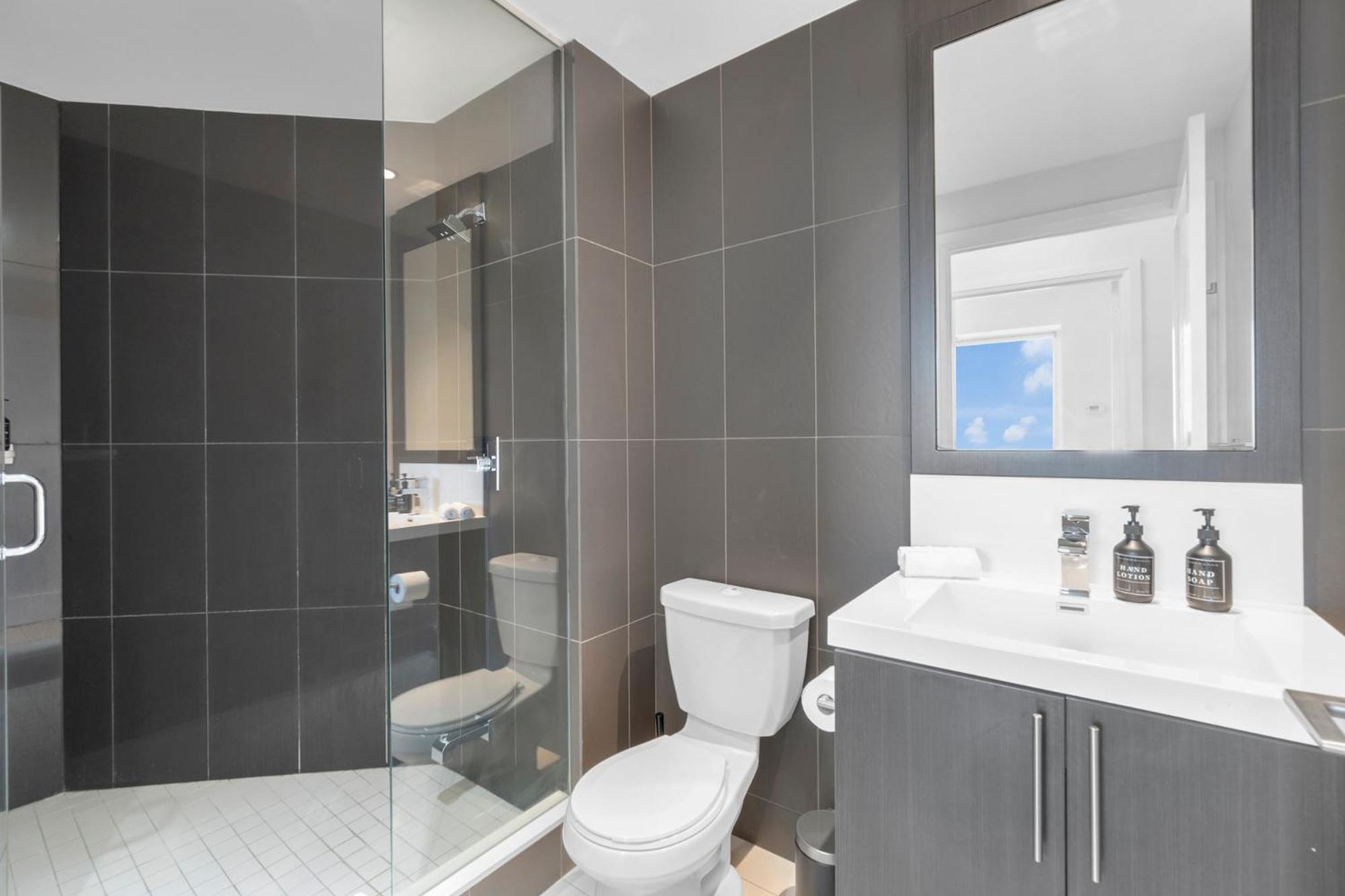 Luxury 2Br - Subway/Pool/Gym/Sauna + Free Parking Toronto Exterior foto