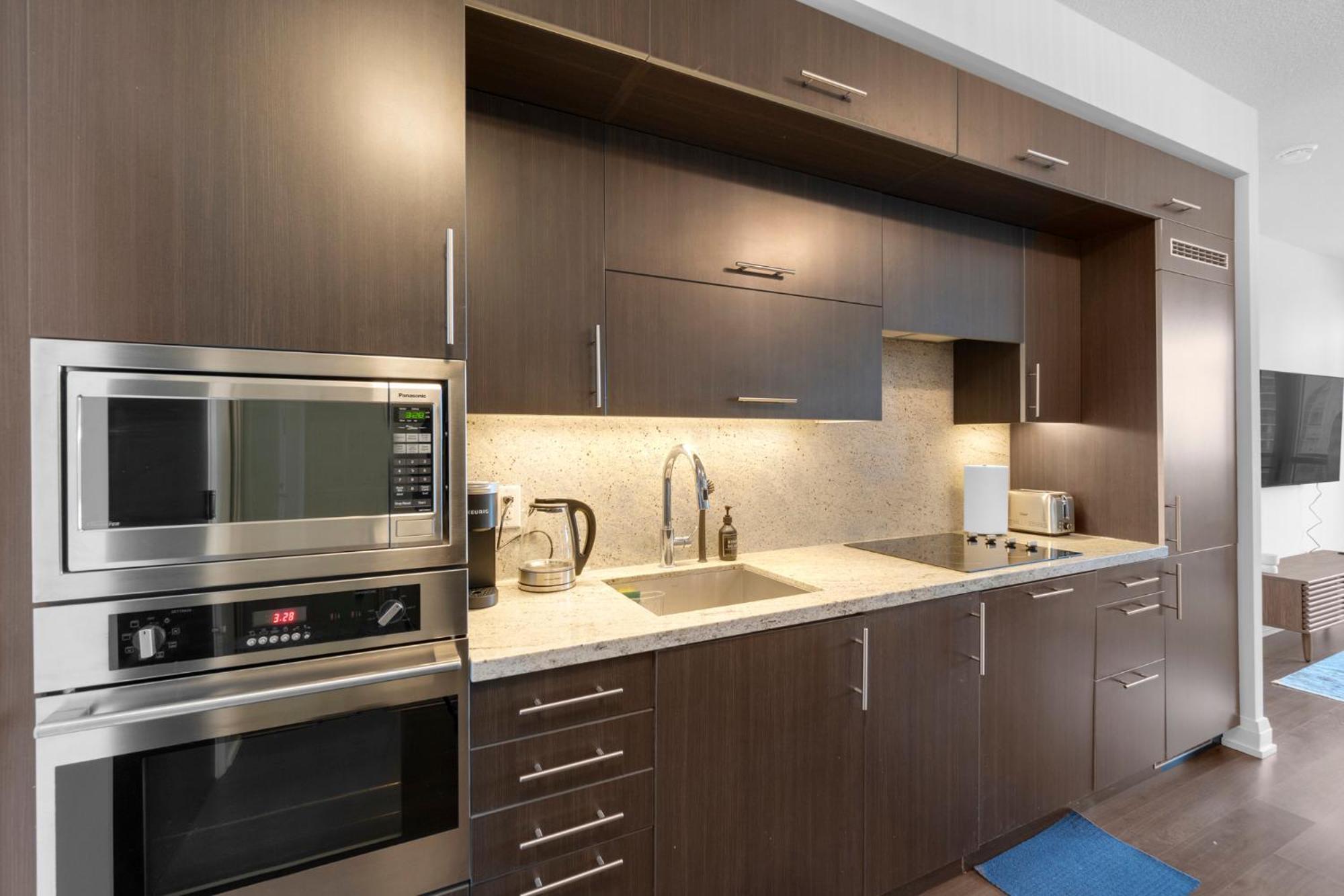 Luxury 2Br - Subway/Pool/Gym/Sauna + Free Parking Toronto Exterior foto